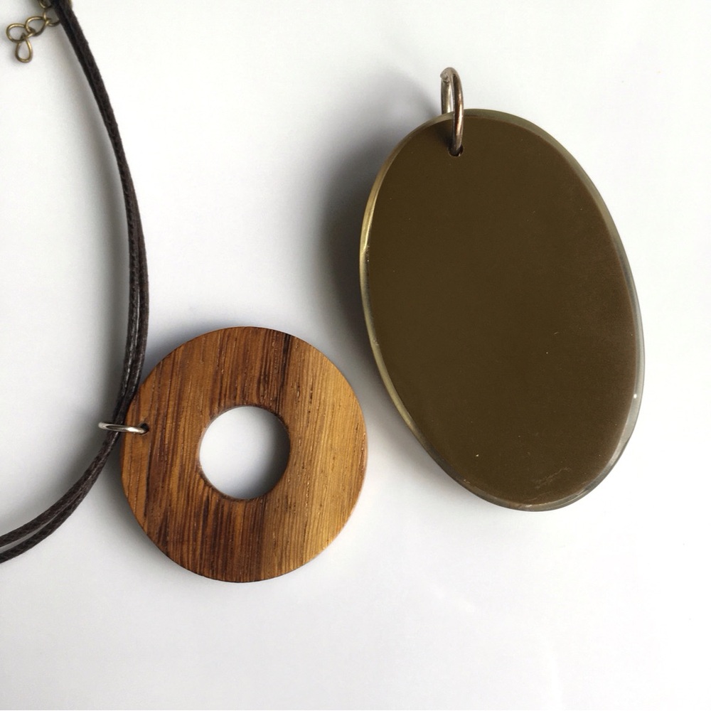 2 Pendants And A Cord Necklace Wood & Shell - Picture 5 of 7